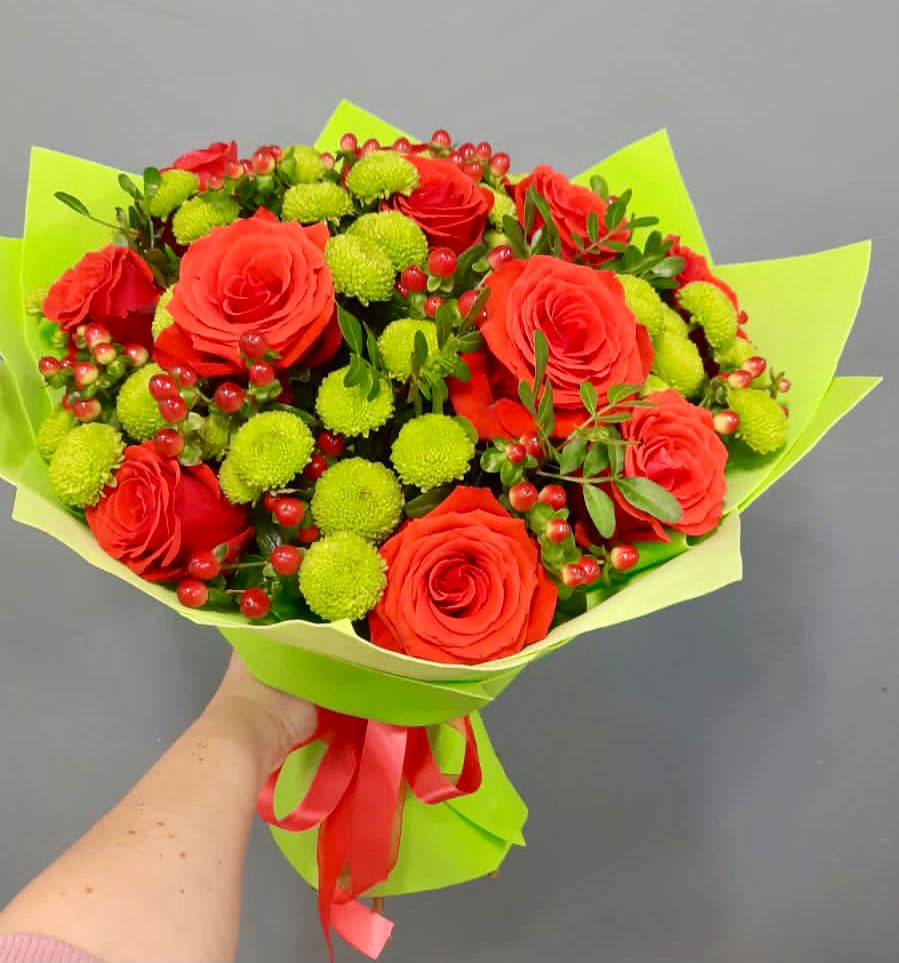 Букет цветов из: Хризантемы и Розы в Магнитке