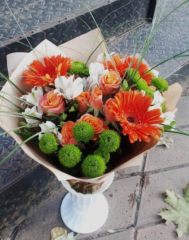 Букет цветов из: Герберы, Хризантемы, Альстромерии и Розы в Магнитке