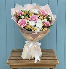 Букет цветов из:  Гвоздики, Орхидеи и Розы в Магнитке