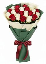 Букет Микс из красных и белых роз в Магнитке