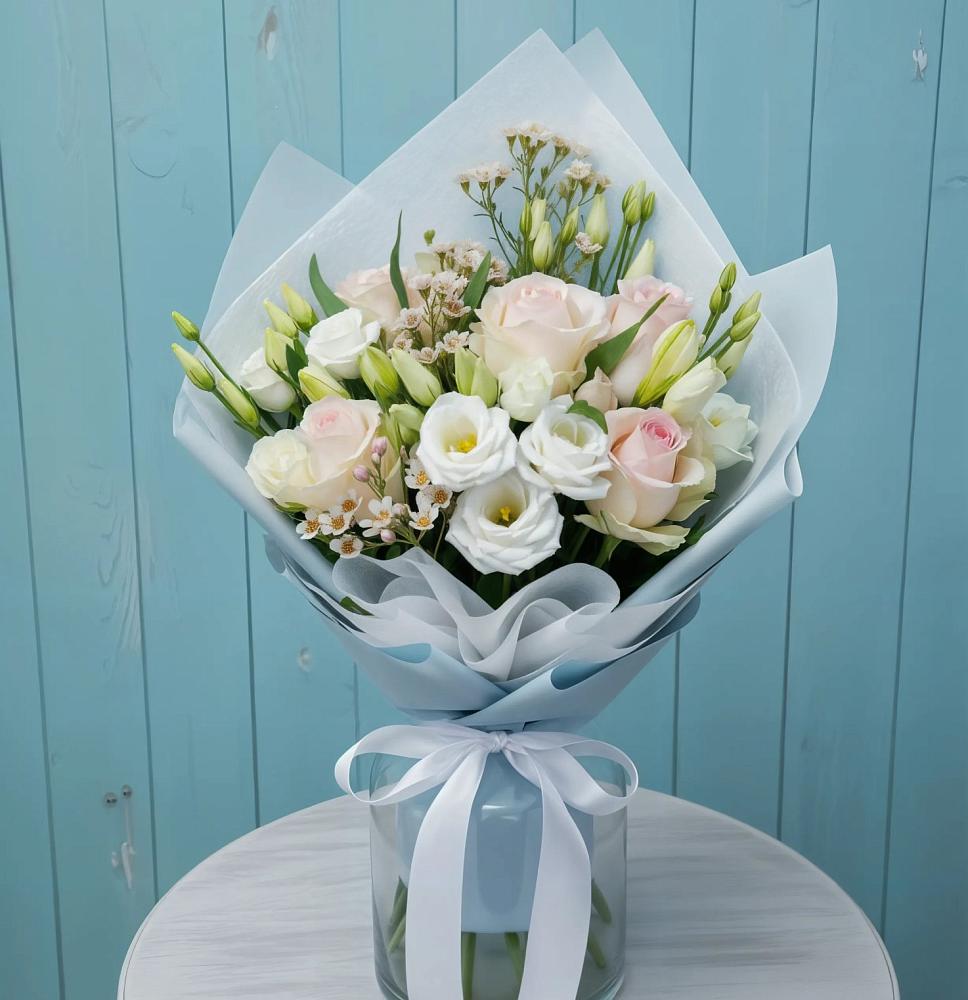 Букет цветов из: Розы и Лизиантусы в Магнитке