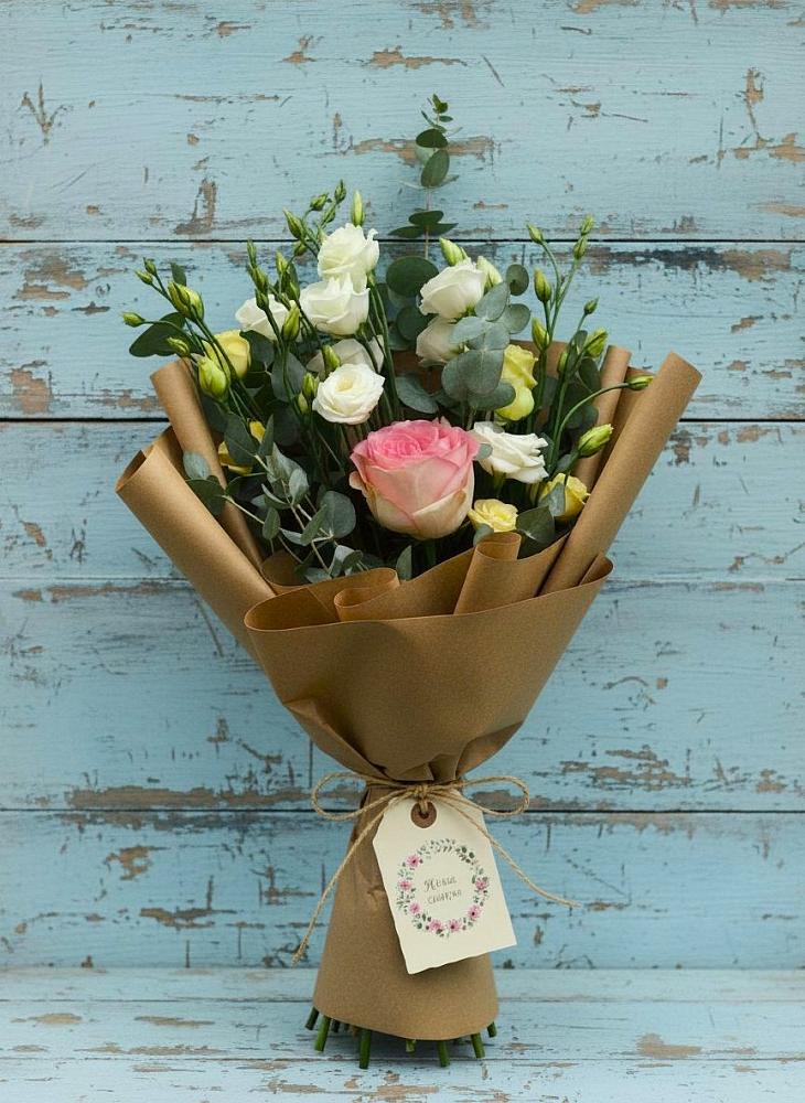 Букет цветов из: Розы и Лизиантусы в Магнитке