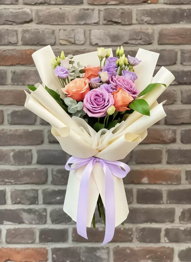 Букет цветов из: Лизиантусы и Розы в Магнитке