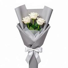 Букет 3 белые розы в Магнитке