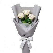 Букет 3 белые розы в Магнитке