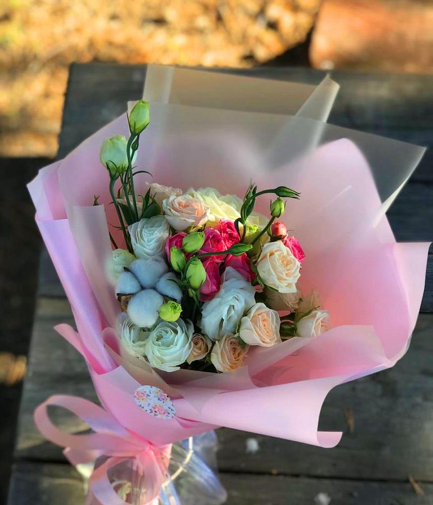 Букет цветов из: Розы и Лизиантусы в Магнитке