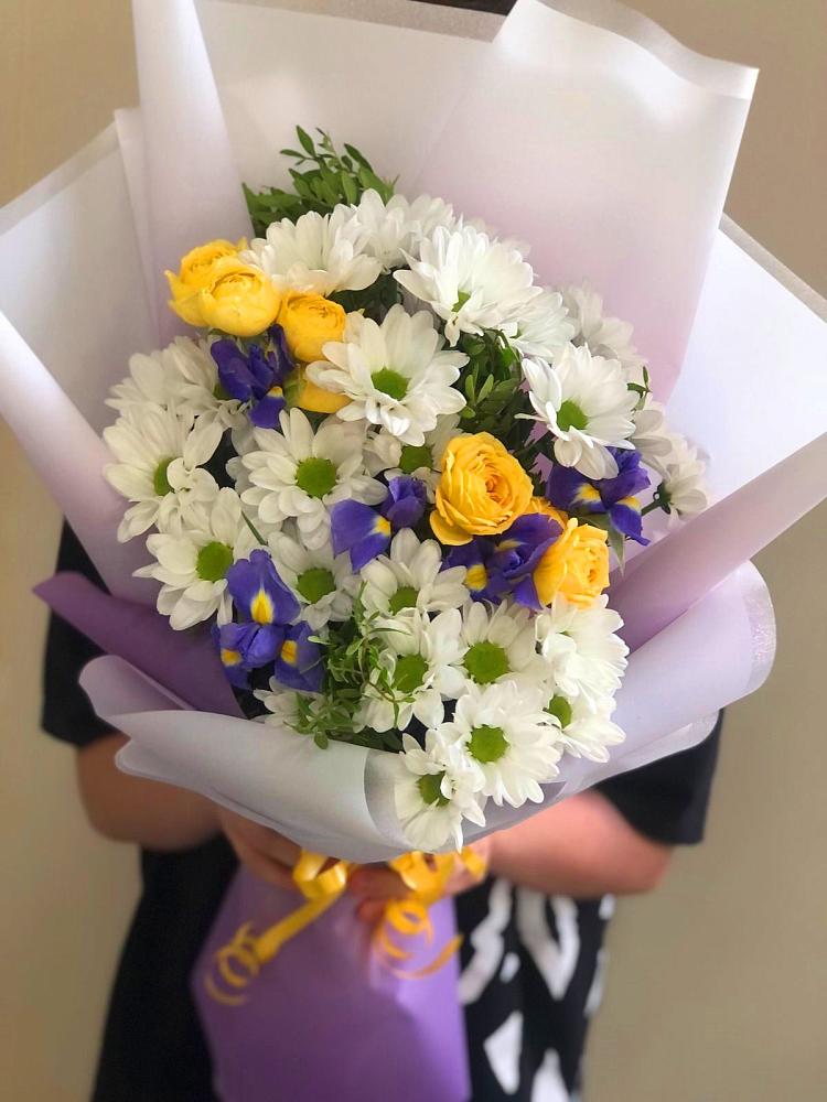 Букет цветов из: Ирисы, Хризантемы и Розы в Магнитке