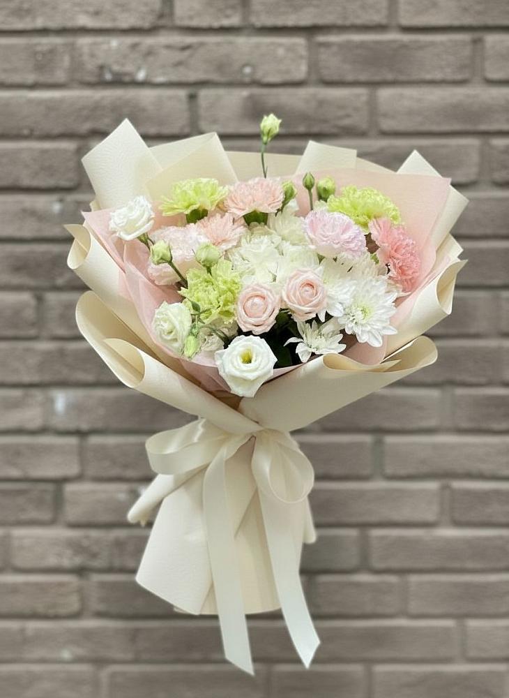 Букет цветов из: Гвоздики, Розы, Лизиантусы и Хризантемы в Магнитке