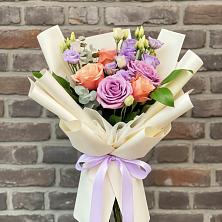 Букет цветов из:  Лизиантусы и Розы в Магнитке