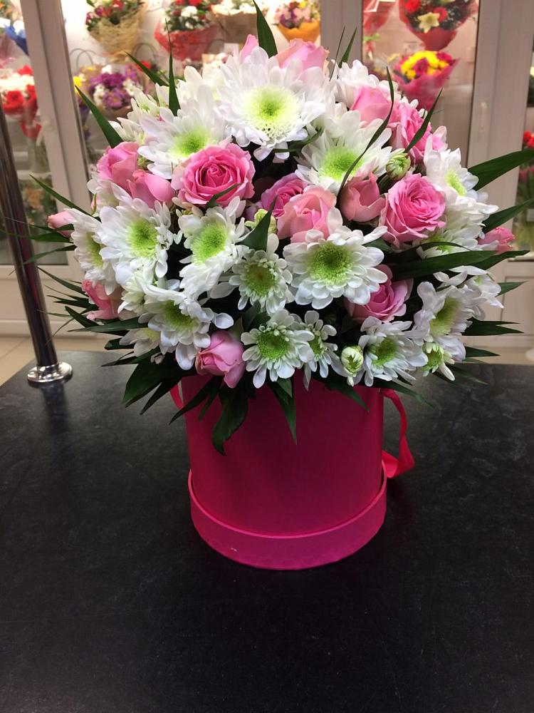 Цветочная композиция из Розы и Хризантемы в шляпной коробке в Магнитке