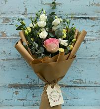 Букет цветов из:  Розы и Лизиантусы в Магнитке