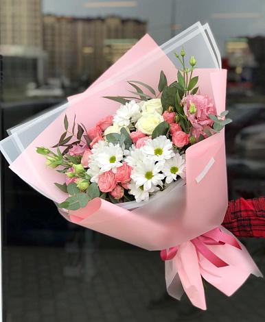 Букет цветов из: Розы, Лизиантусы и Хризантемы в Магнитке
