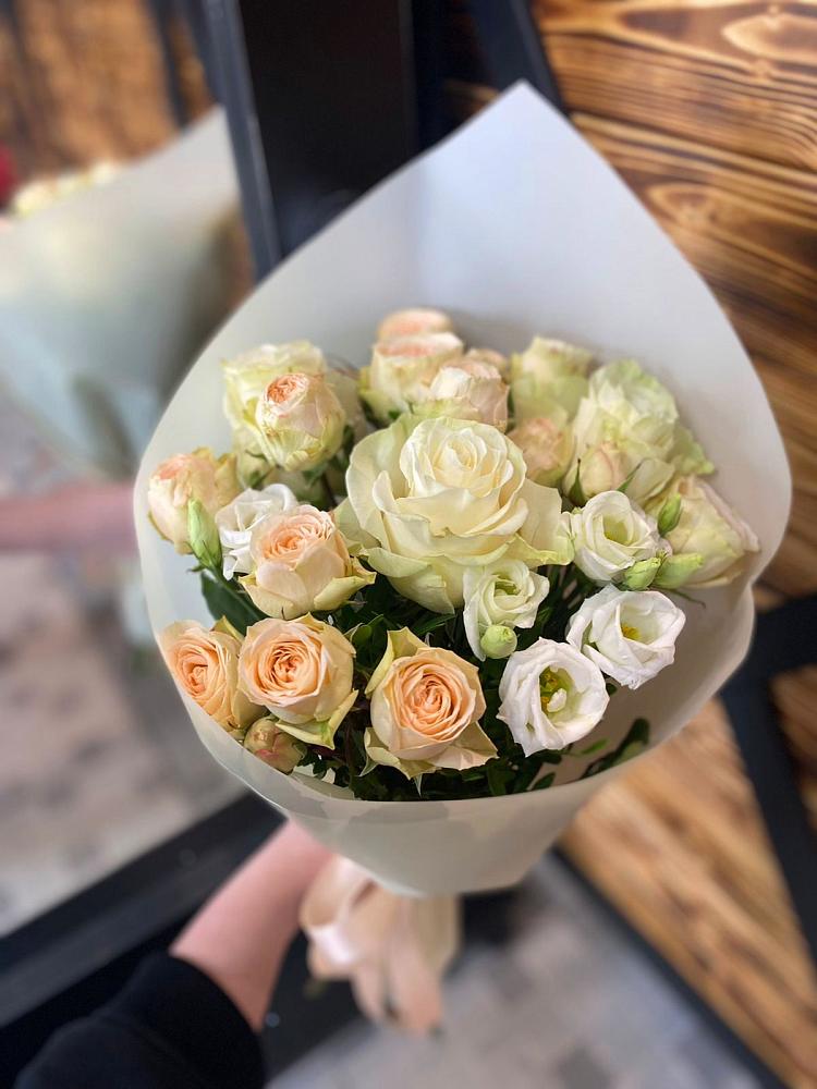 Букет цветов из: Розы и Лизиантусы в Магнитке